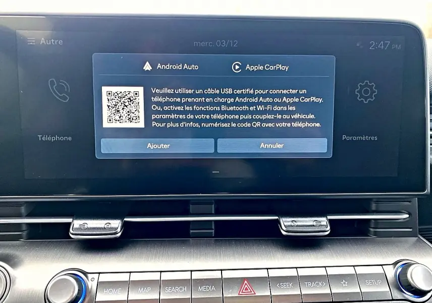Vue rapprochée de l’écran tactile central du Hyundai Kona 2025 gris, affichant Android Auto et Apple CarPlay.