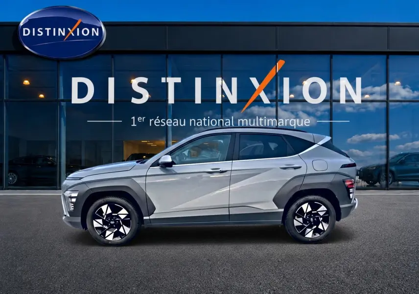 Hyundai Kona 2025 gris en profil droit, avec jantes alliage noires et détails de carrosserie contrastés.