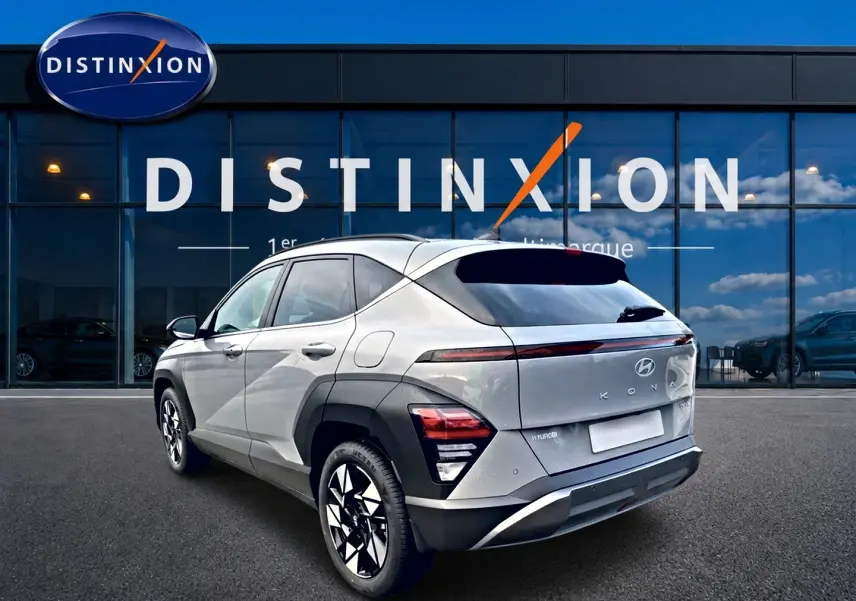 Vue 3/4 arrière droite du Hyundai Kona gris 2025 avec feux LED et jantes alliage noires et argent.