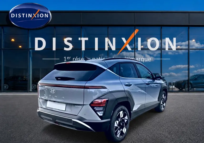 Vue 3/4 arrière droite d'un Hyundai Kona gris 2025 avec feux arrière LED et jantes alliage 18 pouces.
