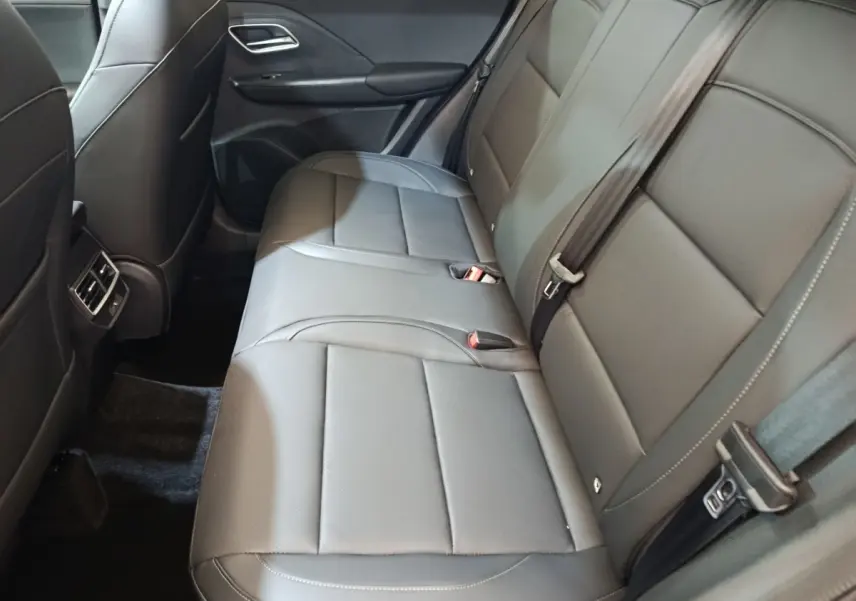 Vue latérale droite de la banquette arrière en cuir gris foncé du MG MOTOR ZS 1.5L Hybrid+ Luxury 2026.