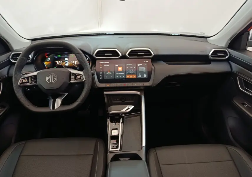 Vue intérieure frontale du tableau de bord et volant du MG Motor ZS gris foncé avec écran tactile central et combiné numérique.