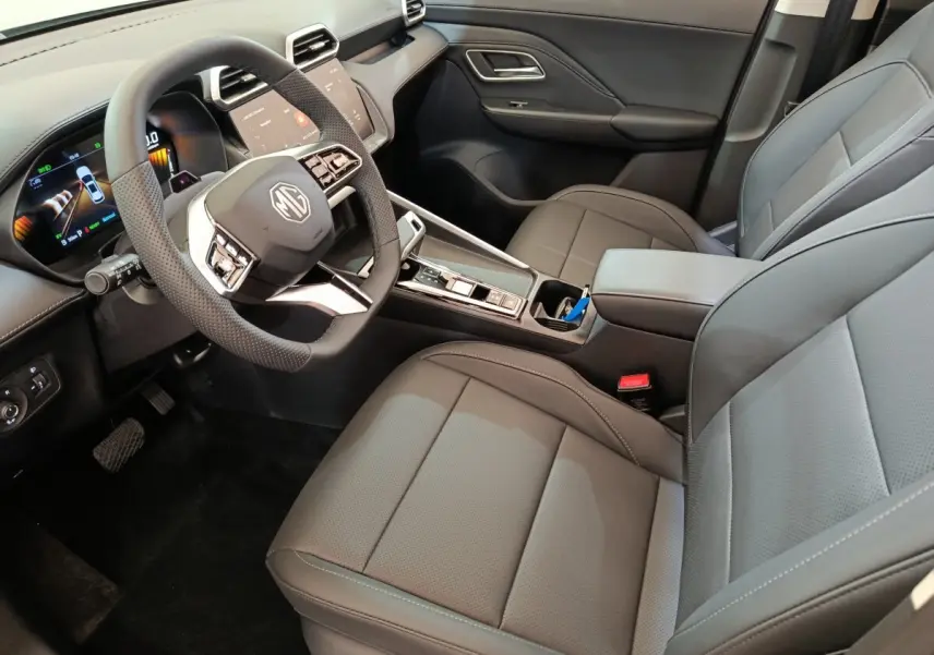 Intérieur gris foncé du MG ZS 2026 vu côté conducteur, avec volant multifonctions et écran tactile central.