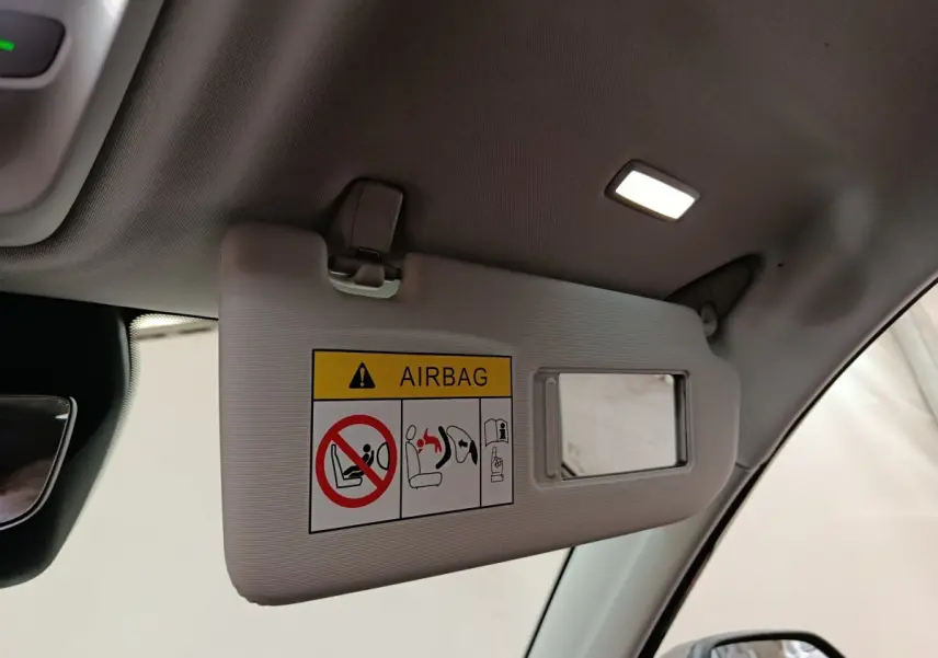 Détail du pare-soleil côté conducteur gris clair avec miroir et avertissement airbag dans un MG MOTOR ZS 2026.