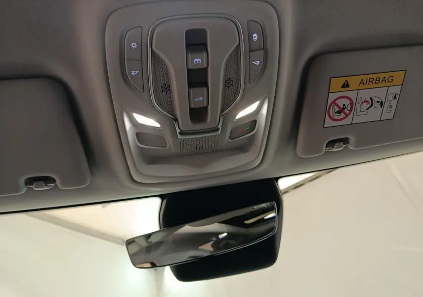 Plafonnier avec commandes lumineuses et rétroviseur intérieur du MG Motor ZS gris foncé hybride 2026.