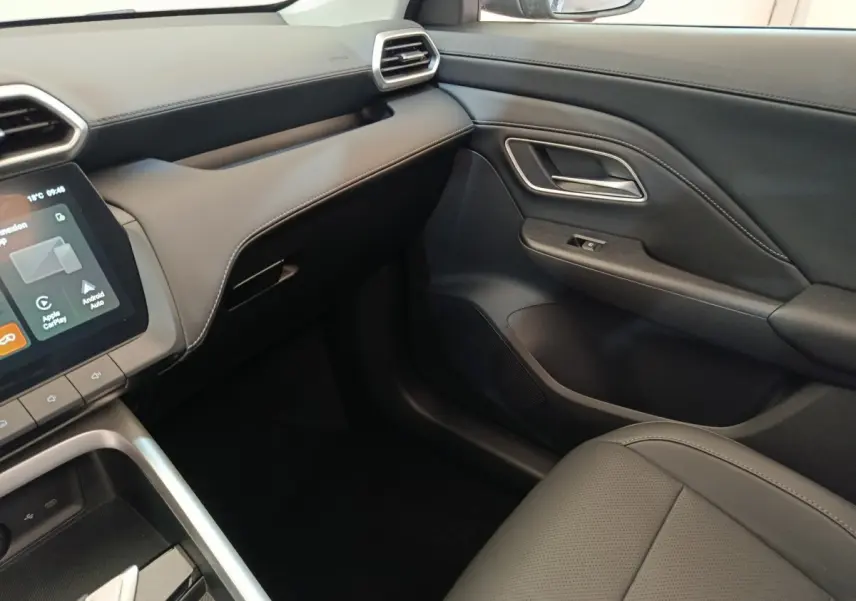 Intérieur côté passager du MG ZS 1.5L Hybrid+ Luxury 2026 en gris foncé avec tableau de bord et écran tactile.