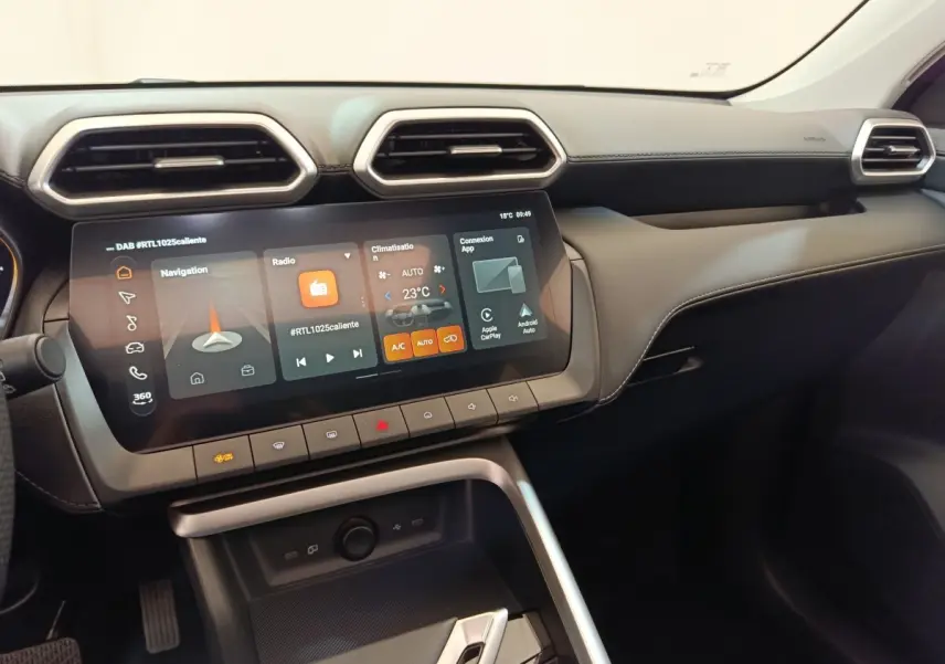 Vue intérieure du tableau de bord MG ZS 1.5L Hybrid+ Luxury 2026 avec écran tactile central et sorties d'air hexagonales.