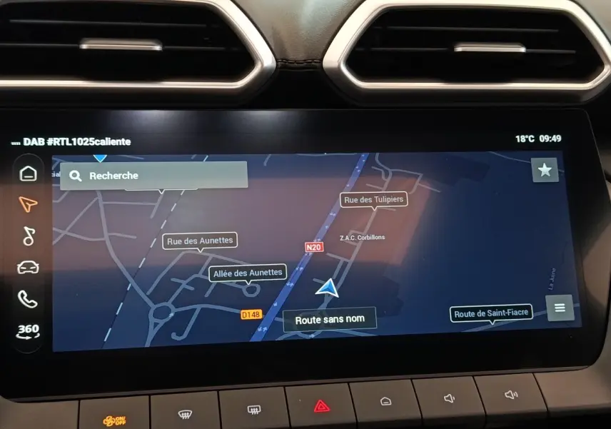 Écran tactile central du tableau de bord du MG MOTOR ZS 1.5L Hybrid+ Luxury affichant la navigation GPS.