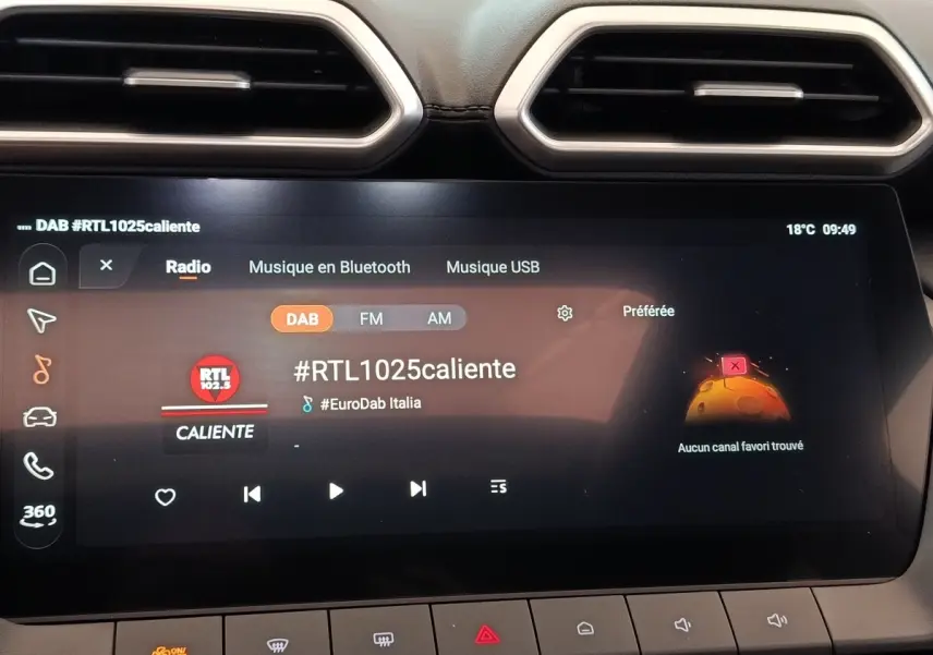 Écran tactile central du MG ZS Hybrid+ Luxury 2026 affichant la radio DAB, entouré de commandes grises.