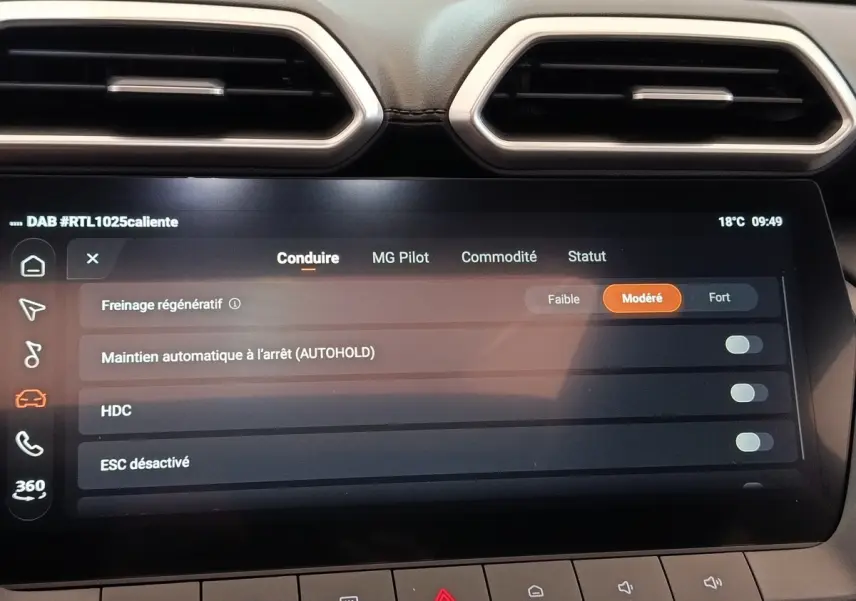 Écran tactile central de la MG ZS Hybrid+ Luxury affichant les réglages de conduite, vue intérieure.