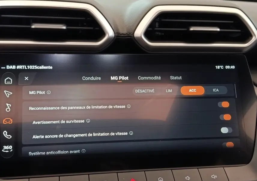 Écran tactile central du MG Motor ZS 1.5L Hybrid+ Luxury affichant les réglages d’aide à la conduite.