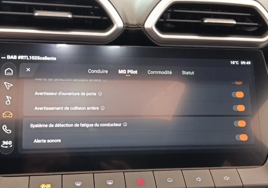 Écran tactile central du tableau de bord du MG Motor ZS 1.5L Hybrid+ Luxury, affichant les options MG Pilot.