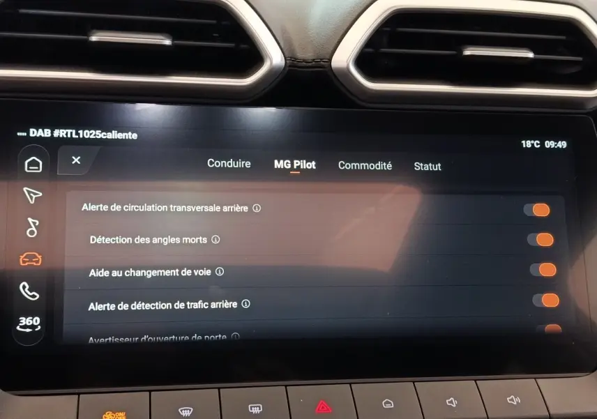 Écran tactile central du MG Motor ZS gris foncé montrant les options d’aide à la conduite MG Pilot.