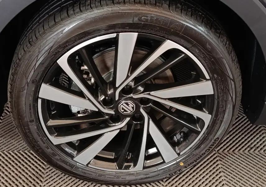 Gros plan sur la jante alliage noire et argentée du MG Motor ZS 1.5L Hybrid+ Luxury 2026, pneu visible.