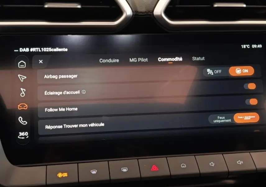 Écran tactile central du MG Motor ZS 2026 affichant les réglages de confort, entouré de boutons de commande.