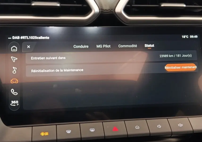Écran tactile central du tableau de bord MG ZS Hybrid+ Luxury 2026 affichant le menu statut et options de maintenance.