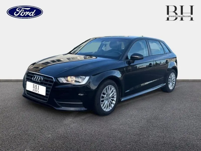 Audi A3 Sportback noir brillant vue 3/4 avant droit avec jantes alu et calandre distinctive Audi.