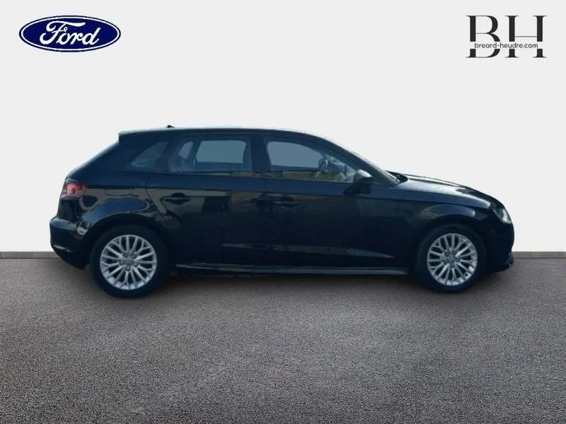 Profil côté gauche d'une Audi A3 Sportback noire brillante de 2016 avec jantes alu et lignes épurées.