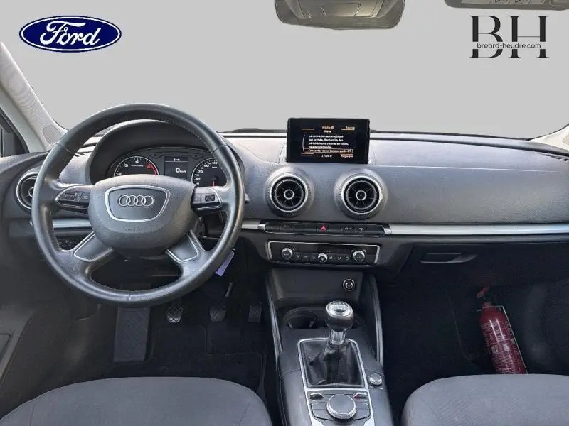 Intérieur noir de l'Audi A3 Sportback 2016, vue frontale du tableau de bord avec volant multifonction et écran central.