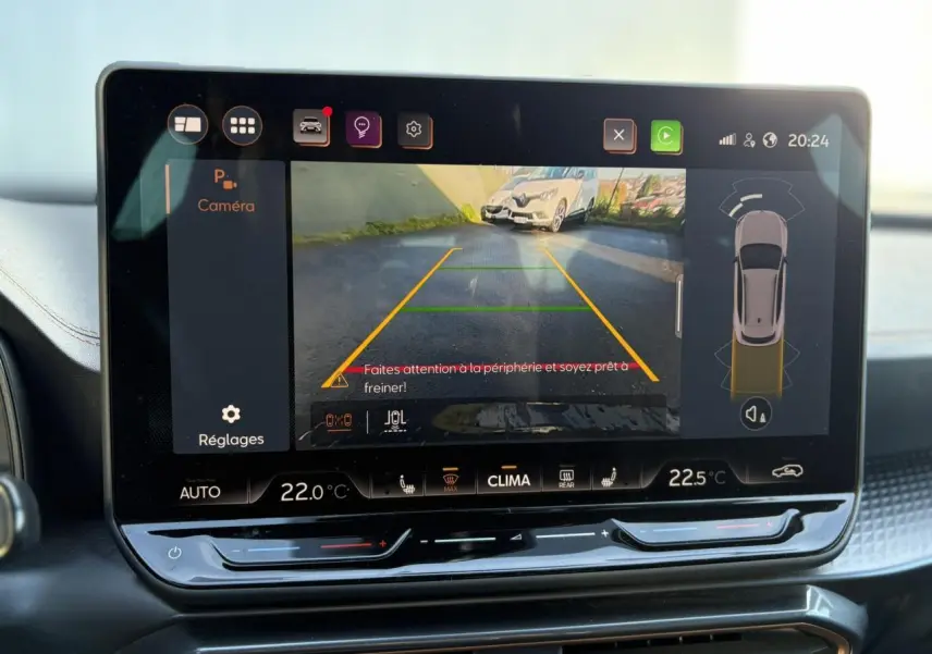 Écran tactile HD 12,9'' du tableau de bord du CUPRA Formentor 2025 avec navigation et climatisation affichée.