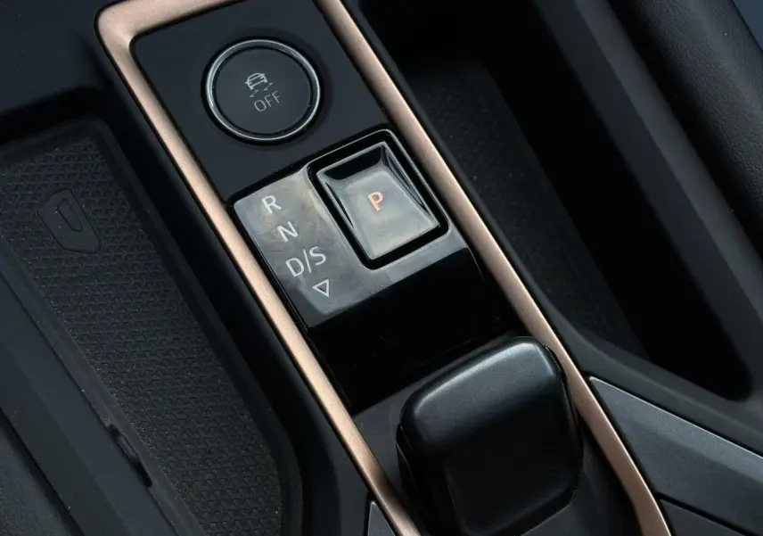 Gros plan sur la console centrale du CUPRA Formentor gris magnétique, mettant en valeur la zone de recharge et ports USB.