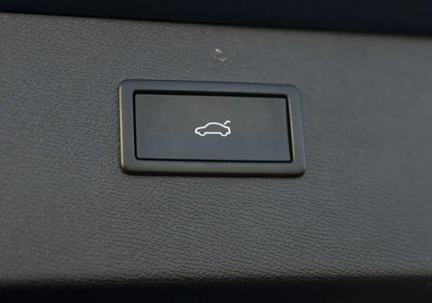 Bouton d'ouverture du hayon sur la garniture intérieure grise d'un CUPRA Formentor 2025.