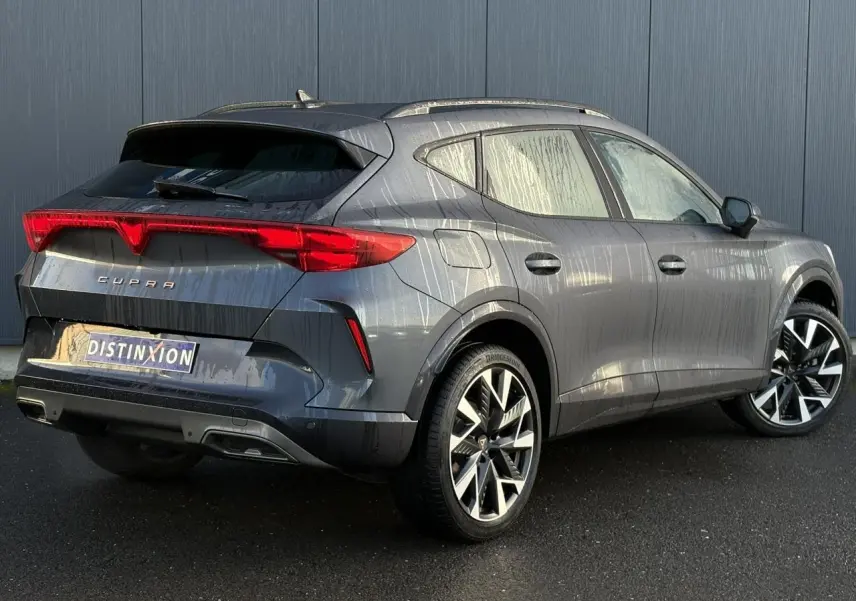 Vue 3/4 arrière droite d'une CUPRA Formentor blanche avec feux arrière LED et jantes alliage distinctives.