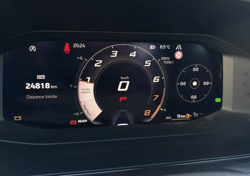 Vue intérieure avant du CUPRA Formentor gris Magnétique 2025, volant Supersports et écran tactile central HD 12,9 pouces.