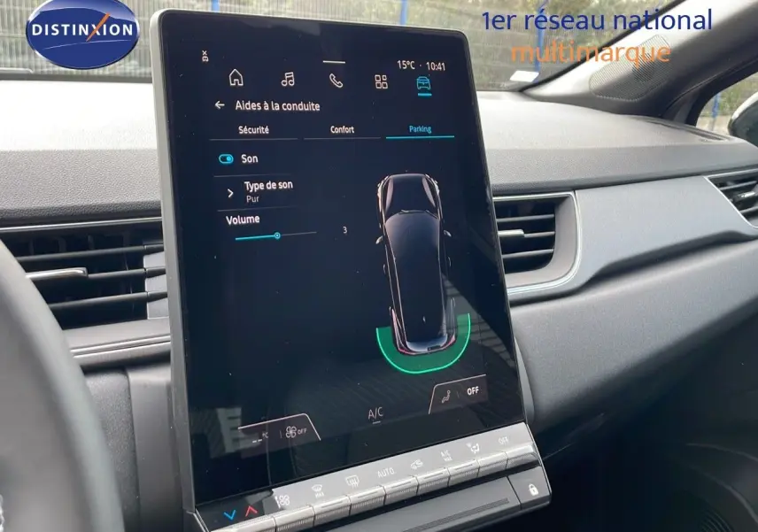 Écran tactile central du tableau de bord du Renault Captur E-Tech Hybrid 2025 affichant l'aide au stationnement.