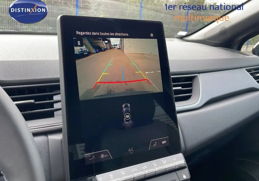 Écran tactile central affichant la caméra de recul dans l'habitacle du Renault Captur gris Cassiopée toit noir.