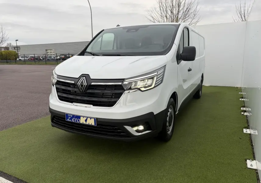 Renault Trafic Fourgon blanc glacier vu 3/4 avant droit avec projecteurs LED et plaque Zero KM.
