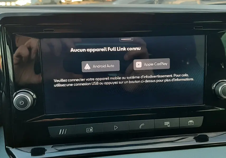 Écran tactile central du tableau de bord du SEAT Arona 2025 affichant les options Android Auto et Apple CarPlay.