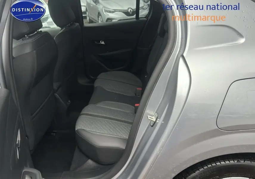 Vue côté droit arrière sur l'intérieur arrière gris artense du Peugeot 208 1.2 PureTech 100 Allure 2024 avec sièges tissu et cuir.