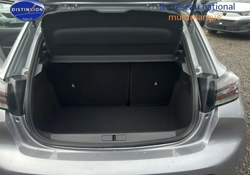 Coffre ouvert vu de l'arrière d'une Peugeot 208 1.2 PureTech 100 Allure gris Artense avec feux arrière LED visibles.