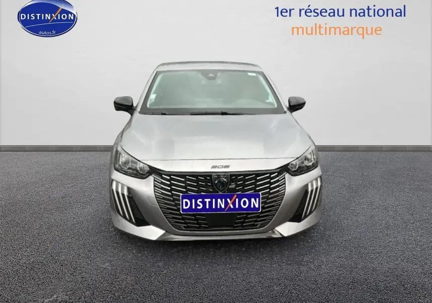 Vue avant d'une Peugeot 208 1.2 PureTech 100 Allure gris Artense avec calandre noire distinctive et phares LED.
