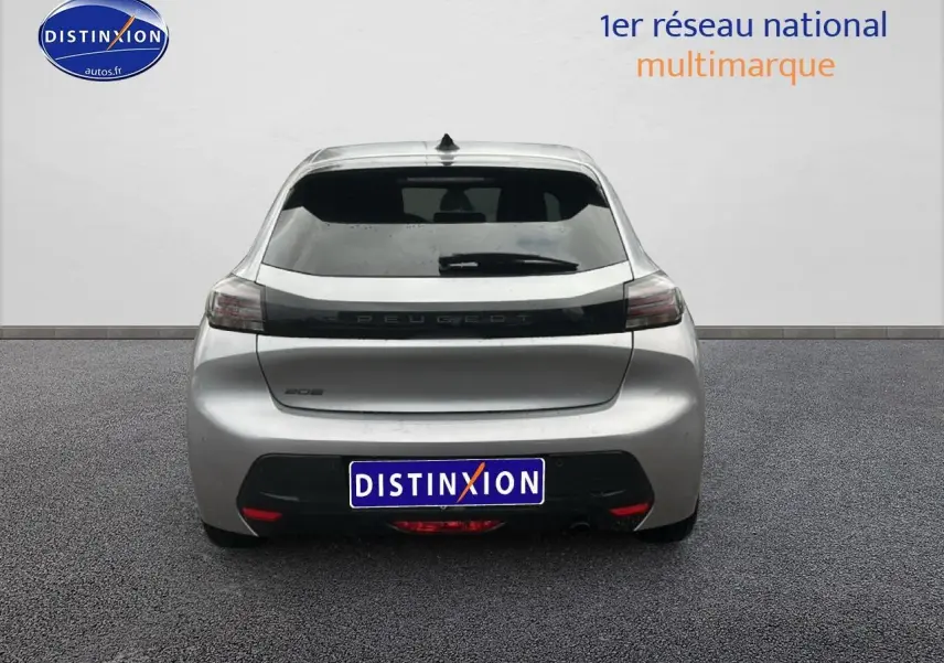 Vue arrière d'une Peugeot 208 gris artense 2024 avec feux arrière à LED et lunette arrière surteintée.