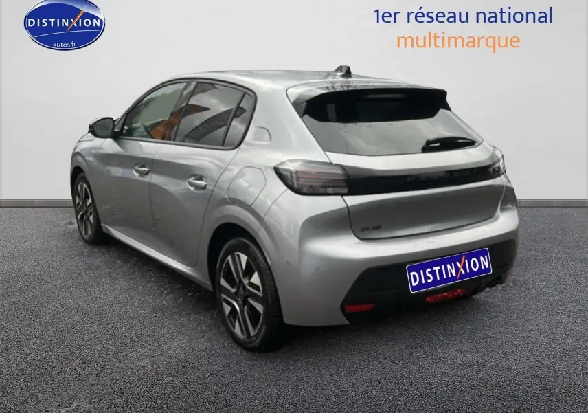 Vue 3/4 arrière gauche d'une Peugeot 208 1.2 PureTech 100 Allure gris Artense avec jantes alu et vitres teintées.