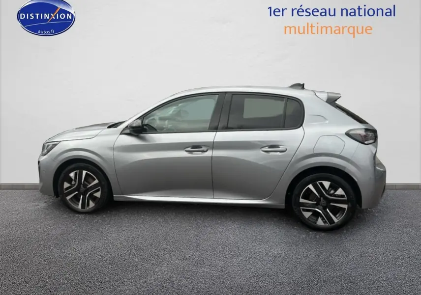 Profil côté gauche d'une Peugeot 208 1.2 PureTech 100 Allure gris Artense avec jantes alliage et vitres teintées.