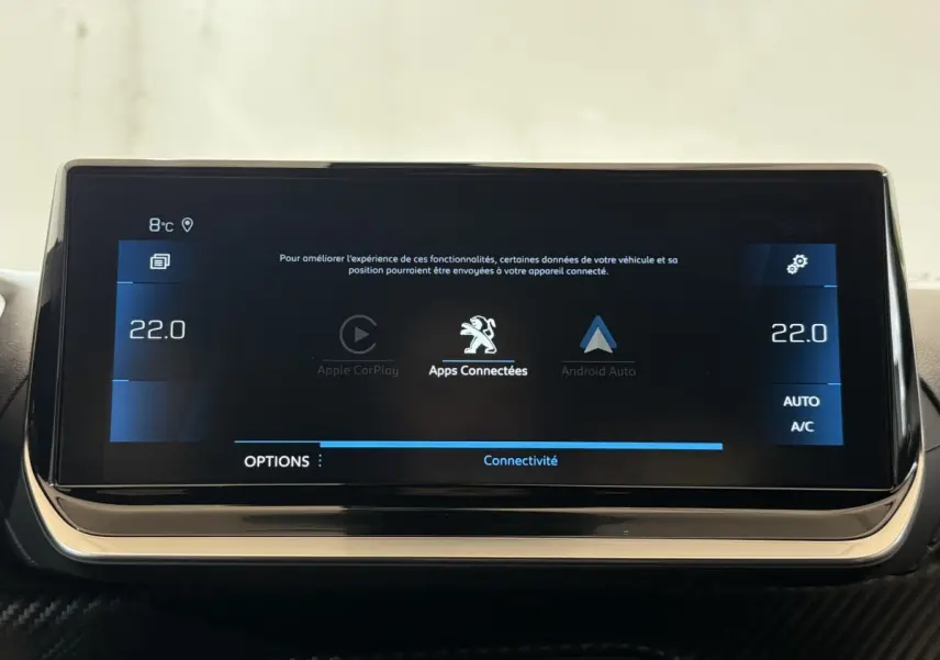Écran tactile central de la Peugeot 2008 gris clair affichant les options Apple CarPlay et Android Auto.