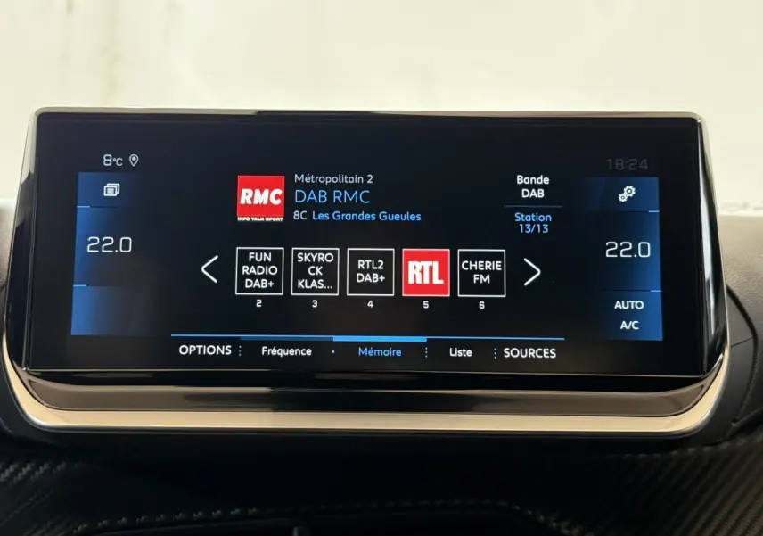 Écran tactile central de 17,8 cm affichant la radio DAB dans l’habitacle du Peugeot 2008 gris clair.