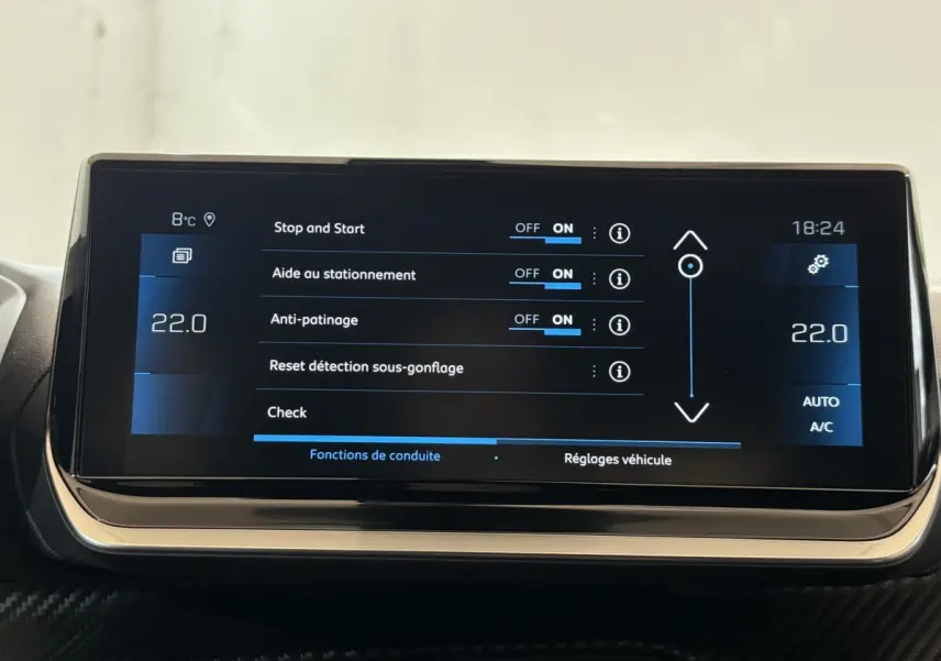 Écran tactile central du tableau de bord du Peugeot 2008 gris clair, affichant les réglages d'aide à la conduite.