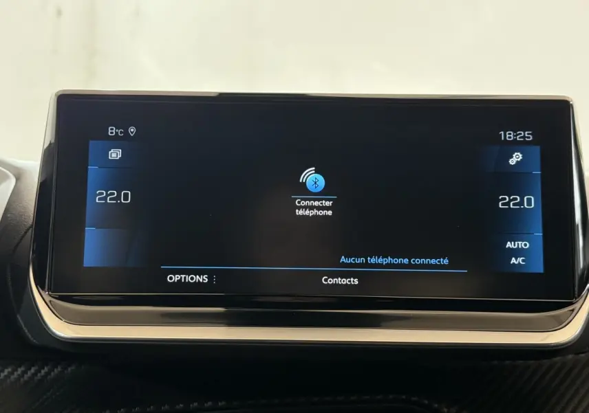 Écran tactile central affichant la connexion Bluetooth et la température à 22°C dans un Peugeot 2008 gris clair.