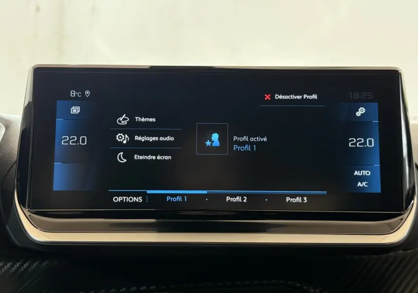Écran tactile central du tableau de bord du Peugeot 2008 gris clair, affichant les réglages de profil et climatisation.