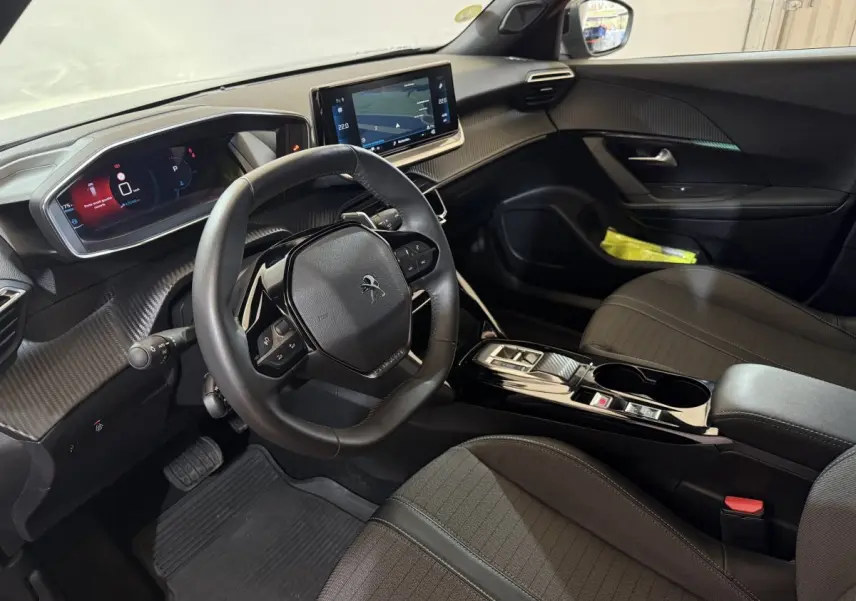 Intérieur noir du Peugeot 2008 2023, vue côté conducteur, tableau de bord numérique et écran tactile central.