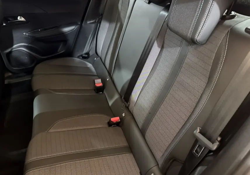 Vue intérieure sur la banquette arrière du Peugeot 2008 gris clair, avec ceinture et habillage tissu-cuir noir.