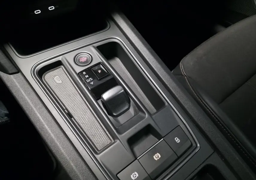 Vue rapprochée de la console centrale avec levier de vitesses automatique et bouton Start/Stop dans une CUPRA Formentor bleu.