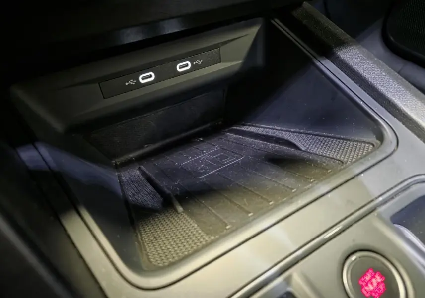 Gros plan sur la console centrale noire du CUPRA Formentor avec deux ports USB-C éclairés et un espace de rangement.