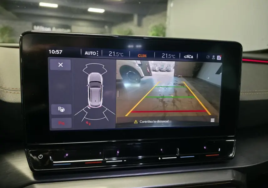 Écran tactile intérieur affichant la caméra de recul et les capteurs de stationnement du CUPRA Formentor bleu.