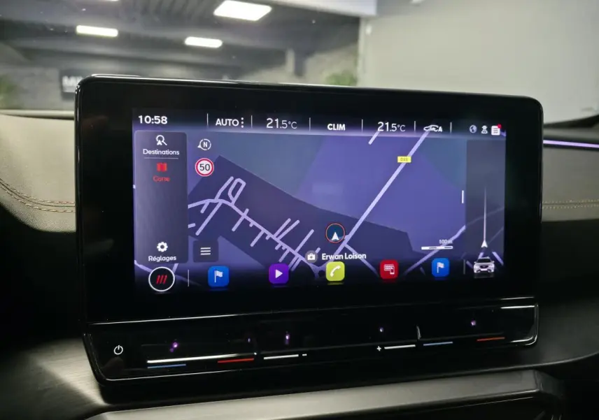 Écran tactile central du tableau de bord du CUPRA Formentor 2022 affichant la navigation GPS en intérieur.