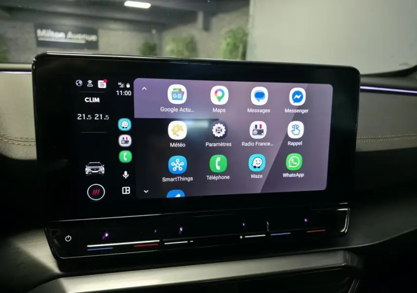 Écran tactile central affichant les applications connectées dans l'habitacle d'une CUPRA Formentor 2022.